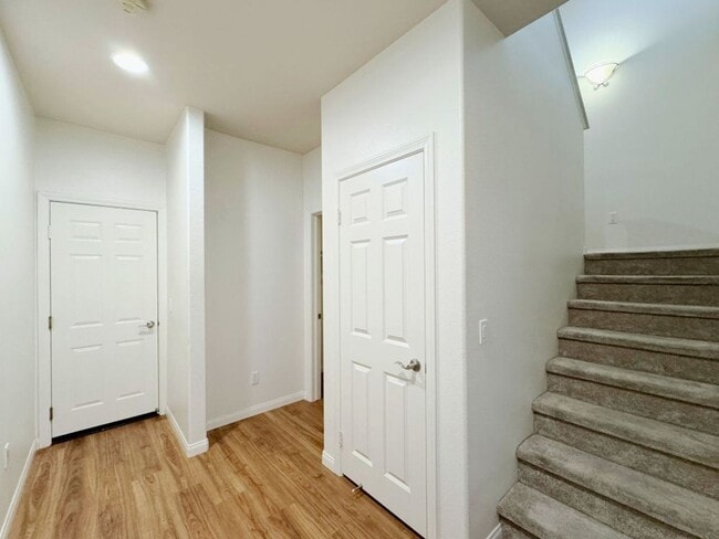 Building Photo - Stunning 2 Bed / 2.5 Bath Condo with 2-Car Garage in North Park