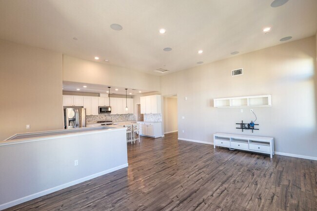 Building Photo - Beautiful two bedroom on Communication Hil...