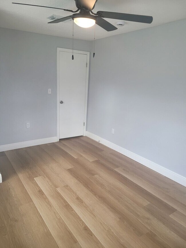 Building Photo - 1320 S Oleander Ave