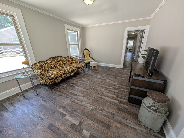 Building Photo - Room in Apartment on Kerr St NW