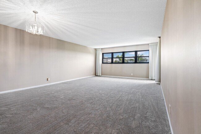 Building Photo - 3200 Port Royale Dr N