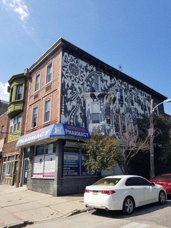 Building Photo - Large built 2 bed, 1 bath apartment is loc...