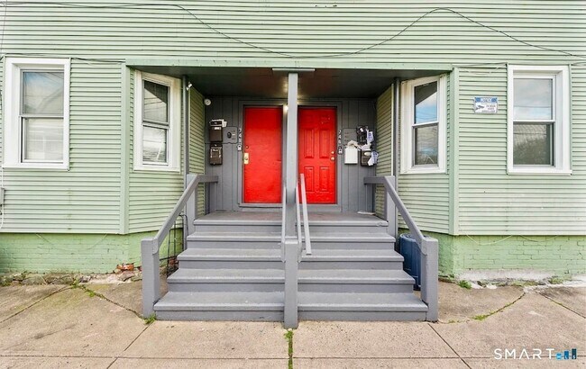 Building Photo - 746 Maple St