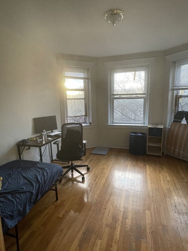 Building Photo - 2BR 1Bth unit. Heat/Hot Water included. Great location!