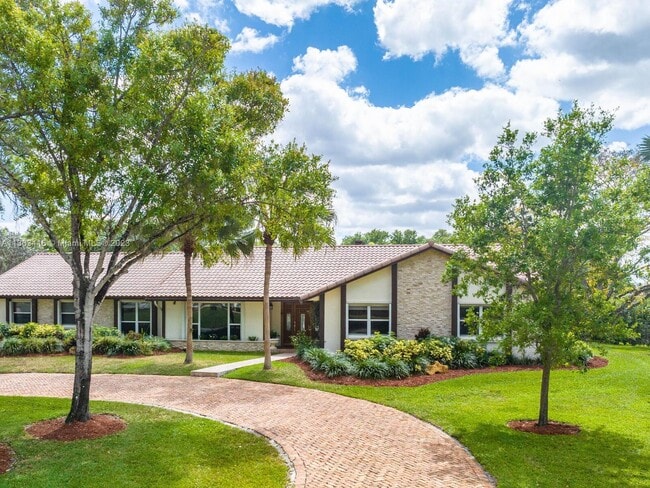 Building Photo - 15110 N Saxon Cir