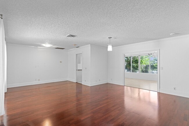 Building Photo - 899 NW 6th Dr