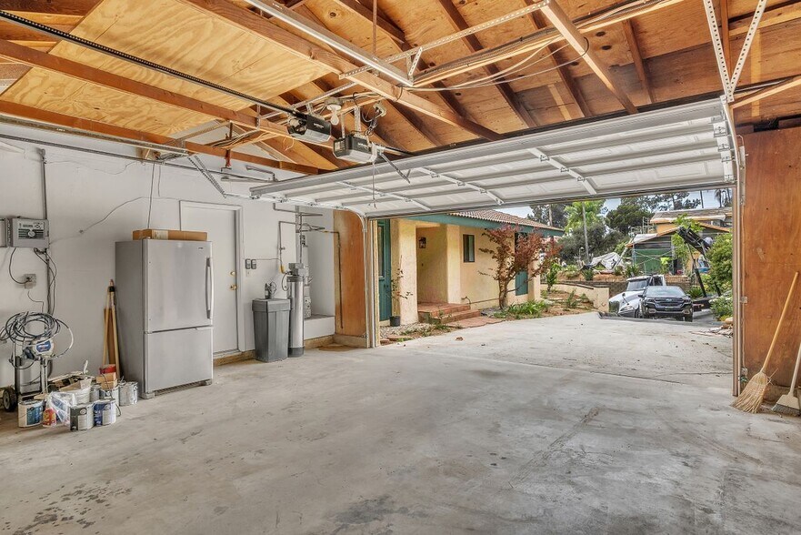 Building Photo - 3825 Skycrest Dr