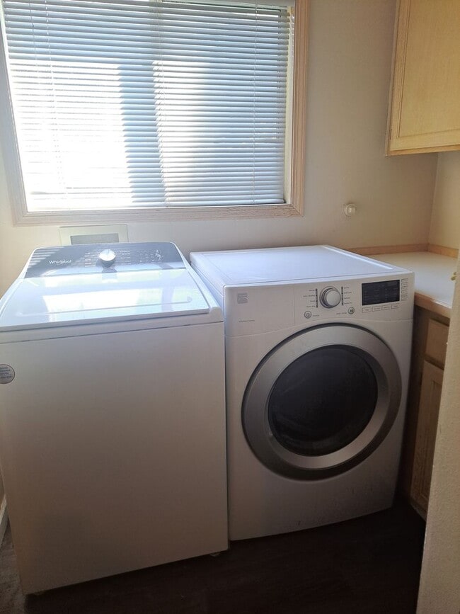 Building Photo - Stunning Home - Spacious Rooms !  Large yard