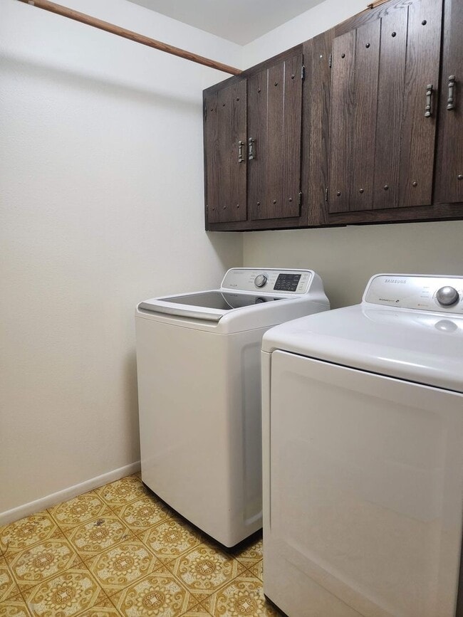 Building Photo - 4 bedroom home off of Mayberry Dr in Reno