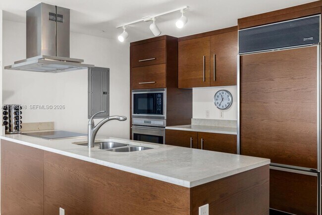 Building Photo - 495 Brickell Ave