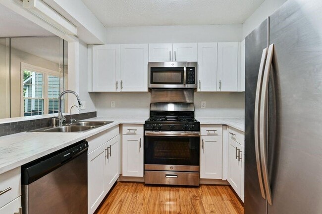 Building Photo - 1445 Oakridge Cir