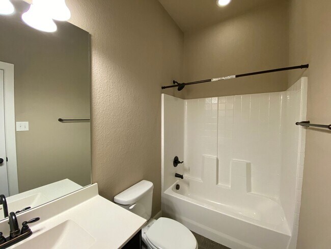 Building Photo - 3/2/2  Located between New Braunfels & Seguin / Fridge Included /  Fenced Backyard / CISD