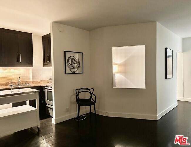 Building Photo - 999 N Doheny Dr