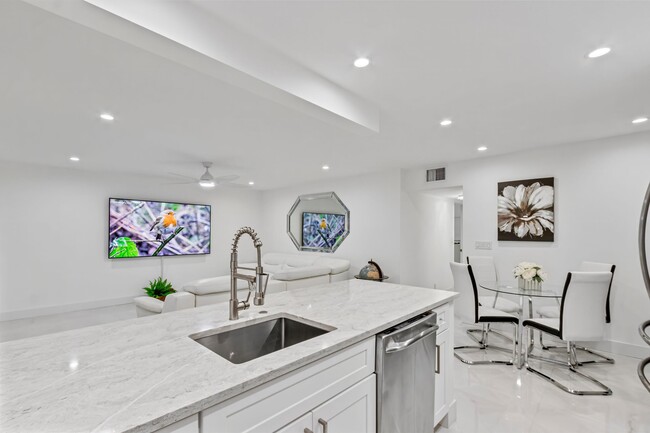 Building Photo - 1198 Hillsboro Mile