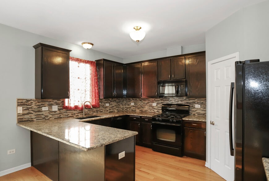 Kitchen - 910 Neudearborn Ln