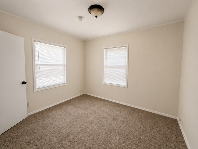 Building Photo - Spacious 5 Bedroom Home in N Portland with Hardwood Floors, Huge Basement & Fenced Yard!