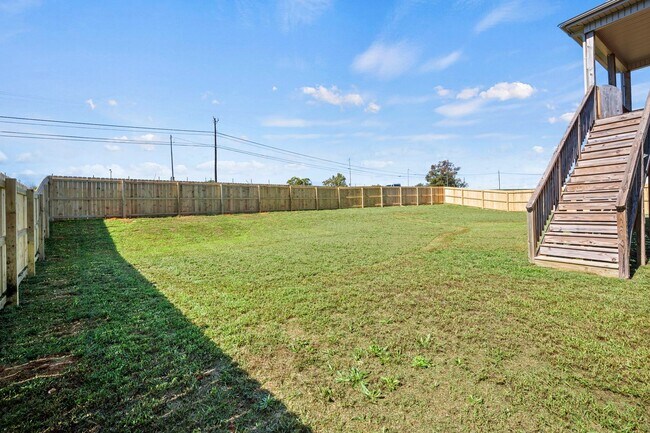 Building Photo - Beautiful Like-New Split Foyer Home Off Ex...
