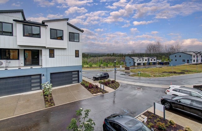Building Photo - Luxury Upgraded Executive Townhome | 4 Bed | 3 Bath in Prime Camas School District