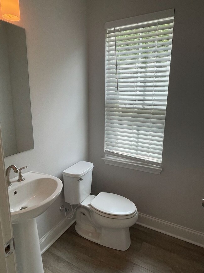 Building Photo - Amenities and Location Make this 3-Level Townhouse Amazing