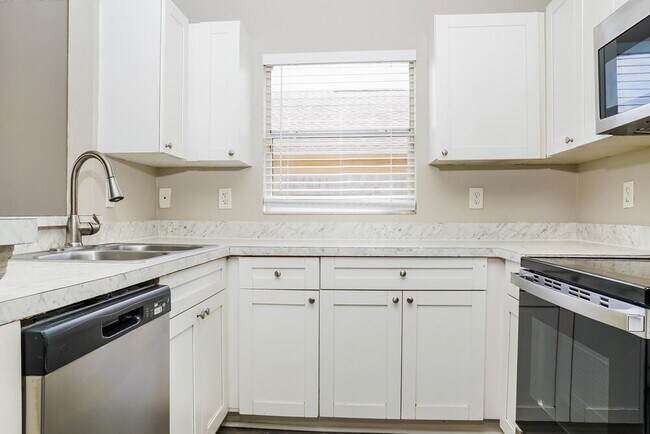 Building Photo - 1616 27th Ave E