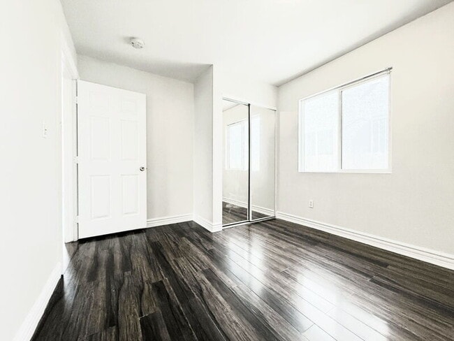 Building Photo - 844 W 54th St