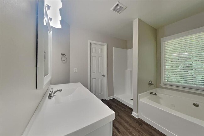 Building Photo - 704 Kirkwood Cir