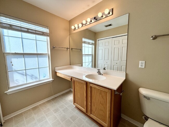 Building Photo - Three Bedroom Townhome Located in Mill Creek