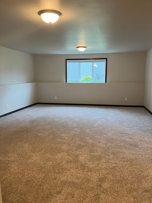 Building Photo - 4 Bed 3 Bath Single Family Home