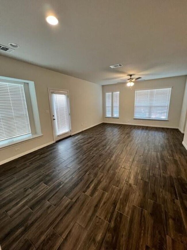 Building Photo - Beautiful Free standing Single Story Sorrento Condominium Home 3-2 with 2 car Garage / Pflugerville