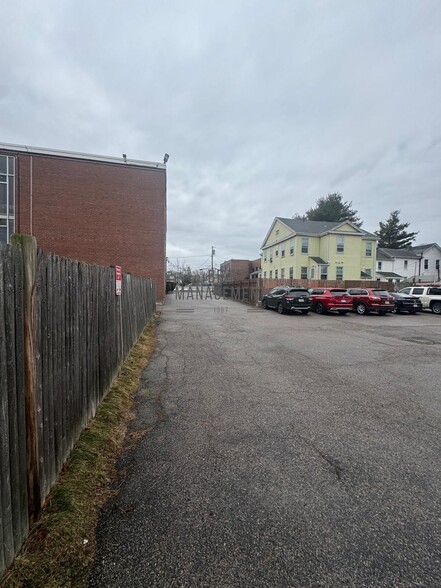 Building Photo - 28 Brentwood St
