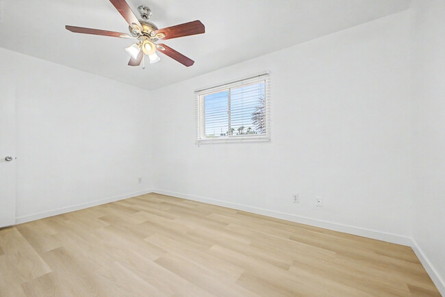 Building Photo - 921 E Campus Dr