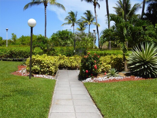 Building Photo - 1623 Collins Ave