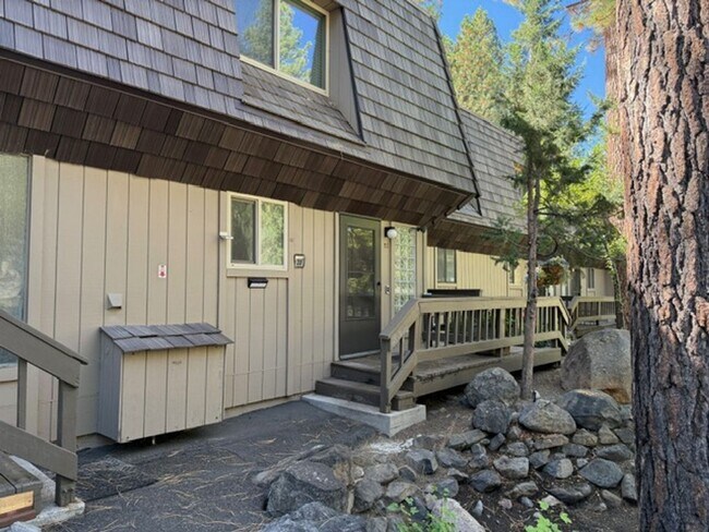 Building Photo - Centrally located townhouse in Incline Village