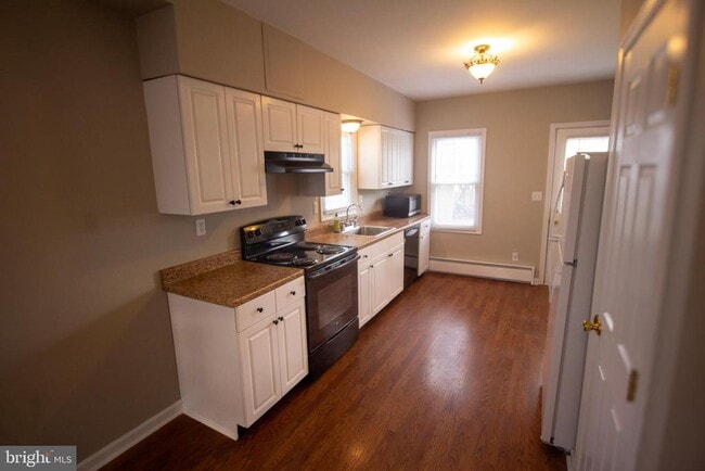 Building Photo - 234 E Linden St