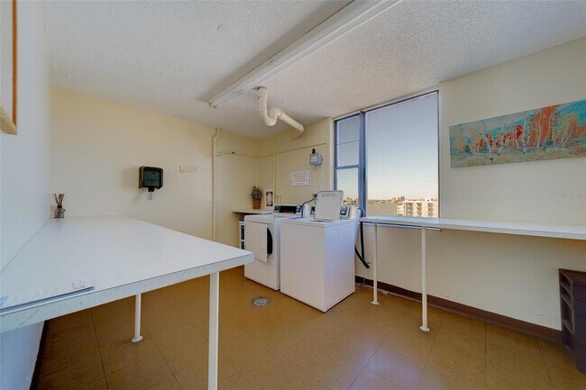 Building Photo - 255 Dolphin Point