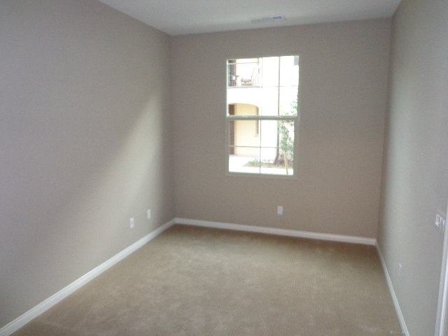 Building Photo - Amazing 4 Bedroom/3.5 Bathroom Townhome