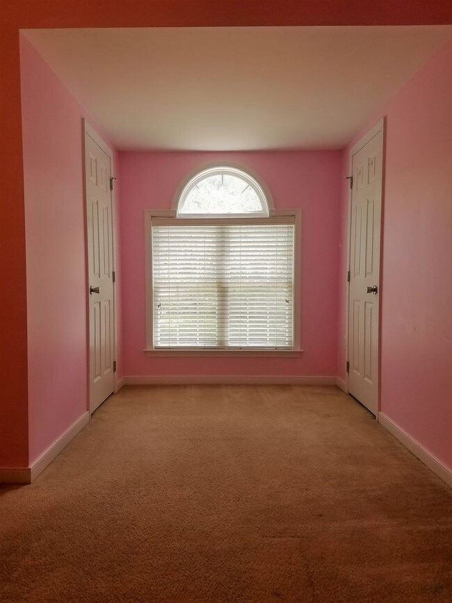 Building Photo - Large 2 story transitional in Birkdale