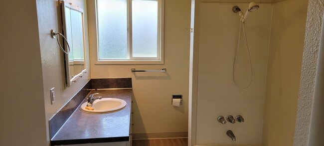 Building Photo - CUTE SINGLE LEVEL DUPLEX - CASCADE PARK