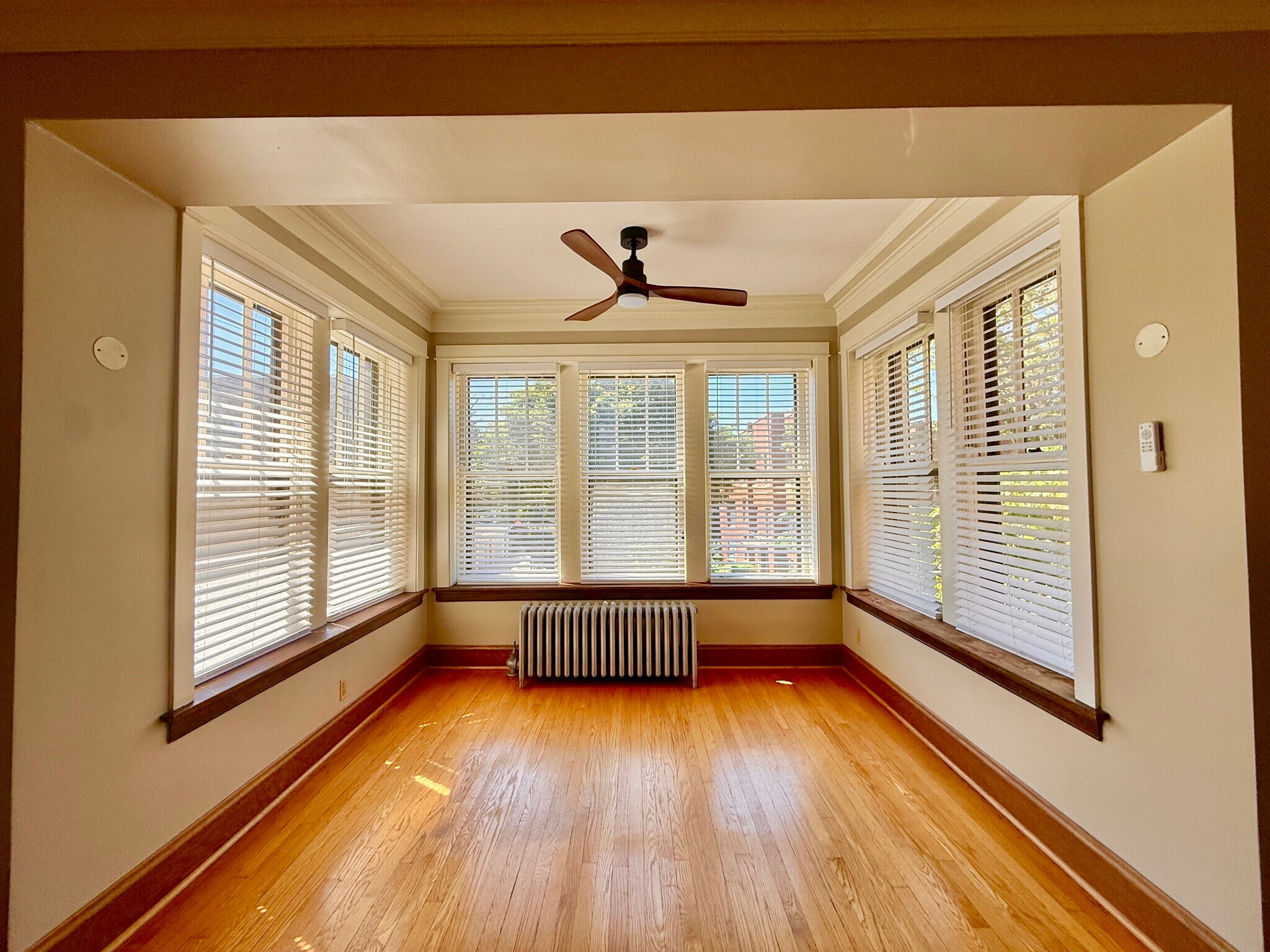 Sun room - 1414 W Farragut Ave