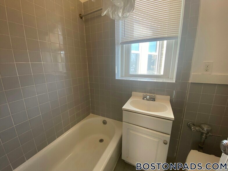 Building Photo - 143 Park Dr