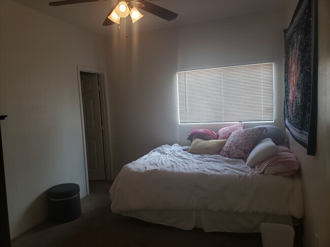 Building Photo - 842 E Lester St