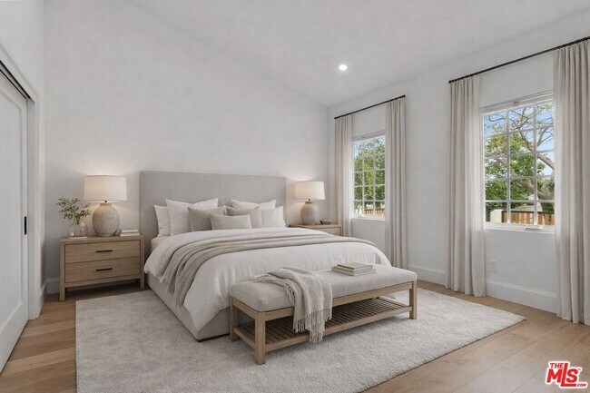 Building Photo - 9005 Rosewood Ave