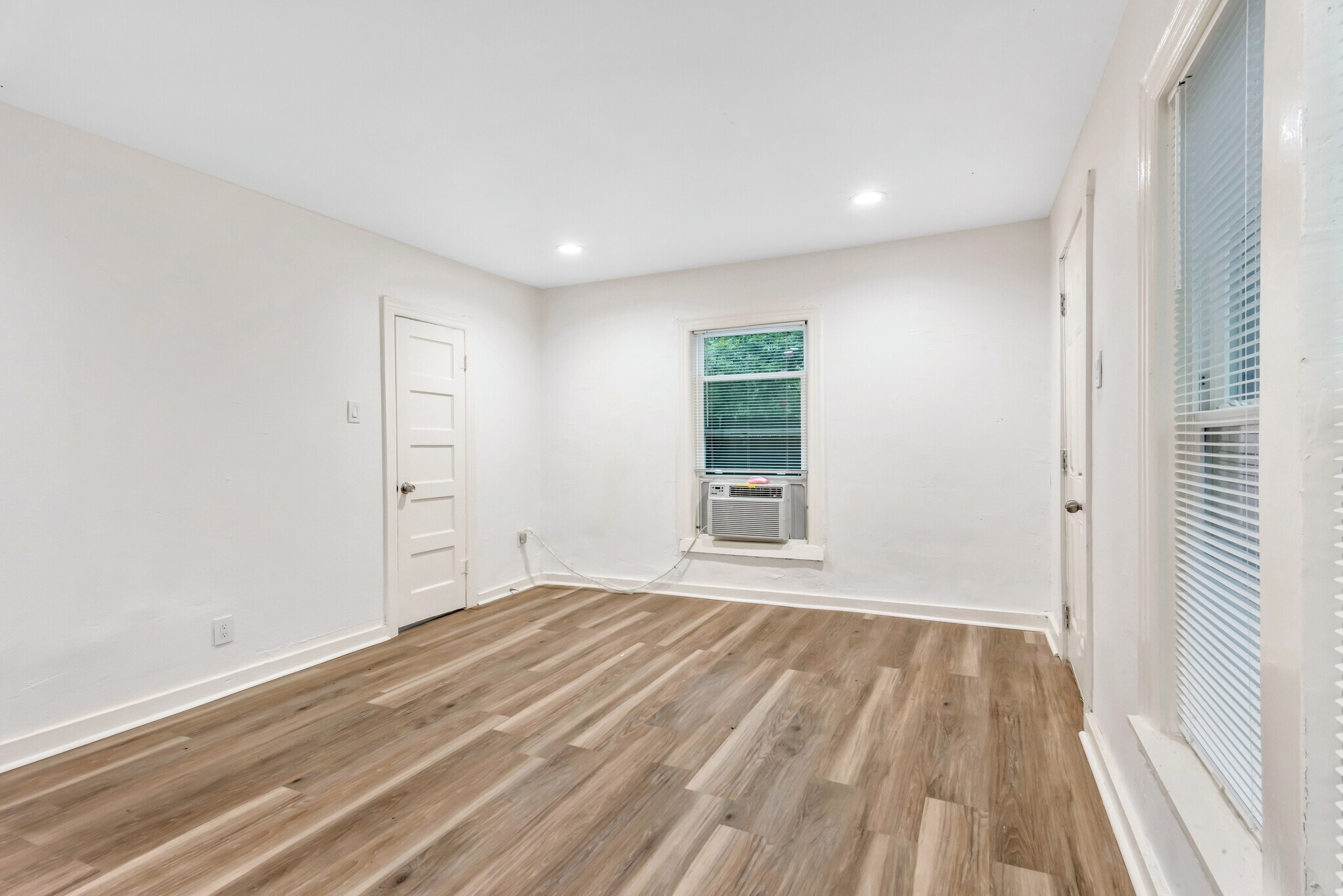 Building Photo - 425 E Sears St