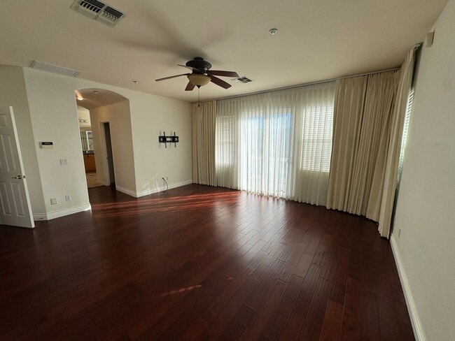 Building Photo - 5 Bedroom Luxury home