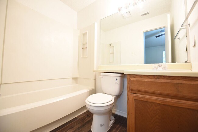 Building Photo - Spacious 2 story town home with fenced yard!