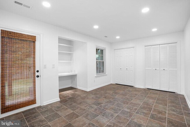 Building Photo - 423 McDaniel Dr