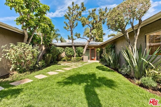 Building Photo - 2670 Carmar Dr