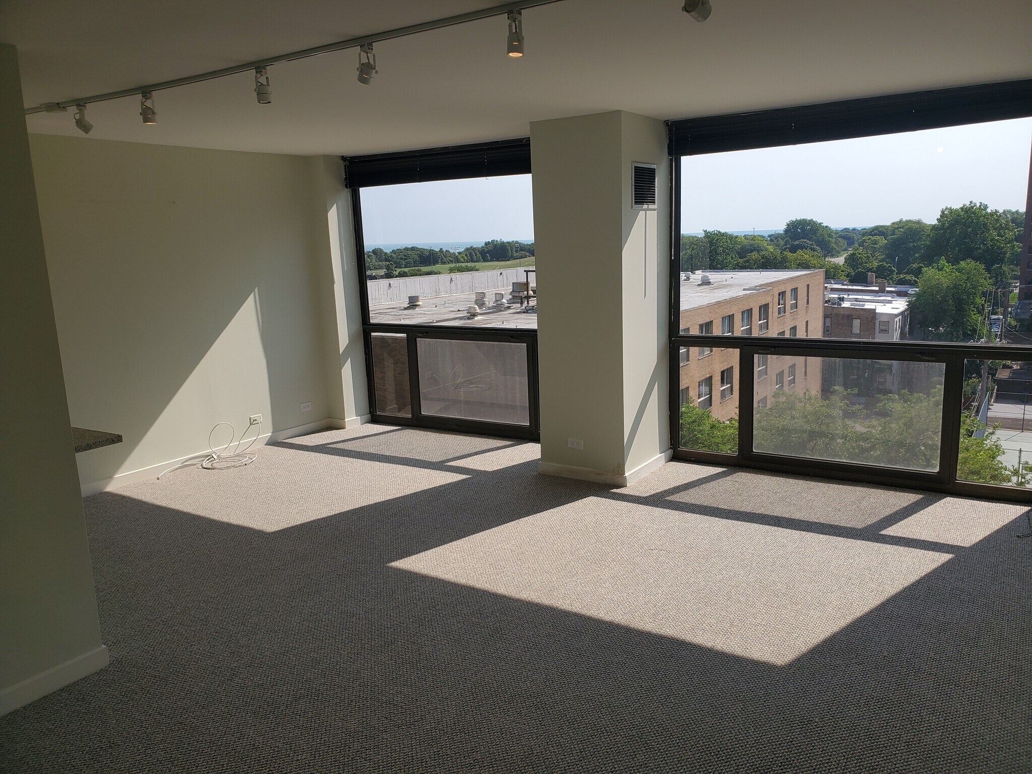Building Photo - 4343 N Clarendon Ave