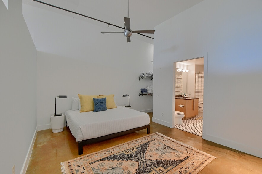 Building Photo - 180 NE 4th Ave