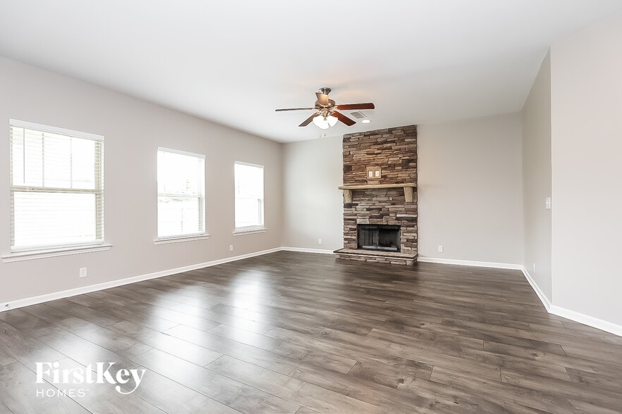 Building Photo - 3241 Mapleside Ln